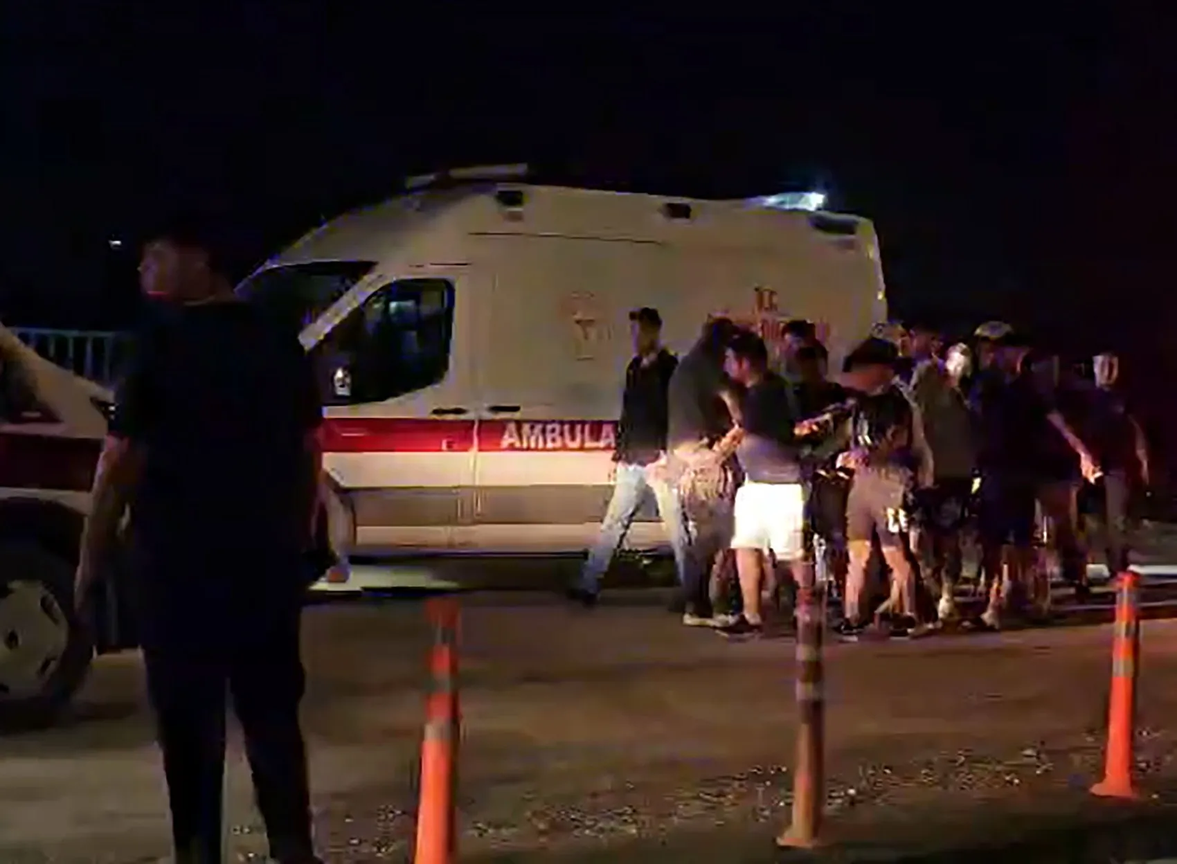 Hatay'da inşaat halindeki köprüden düşen araçta iki kişi yaralandı