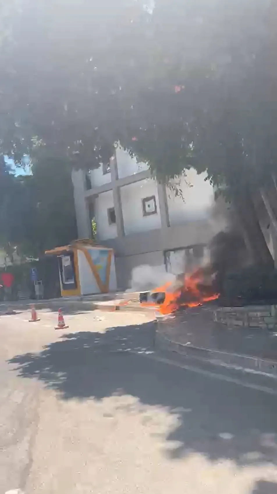 Manavgat Belediyesi önünde ses sistemi yaktı
