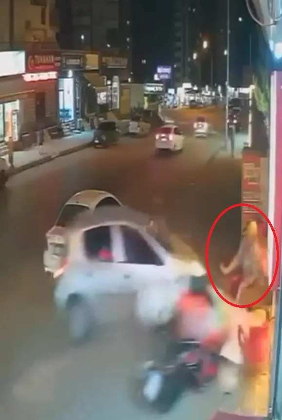 Adana'da korku dolu anlar Otomobilin altında kalmaktan saniyelerle kurtuldu