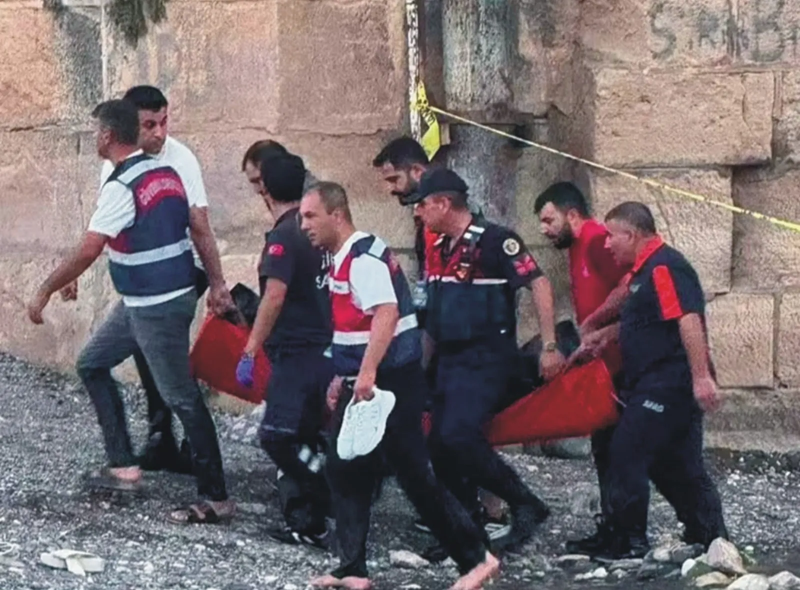 Serinlemek için girdiği çayda hayatını kaybetti