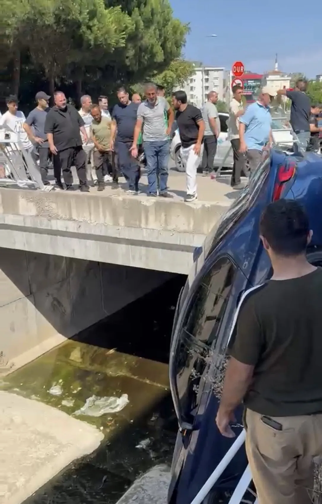 Pendik'te bariyerleri aşan otomobil dere yatağına uçtu