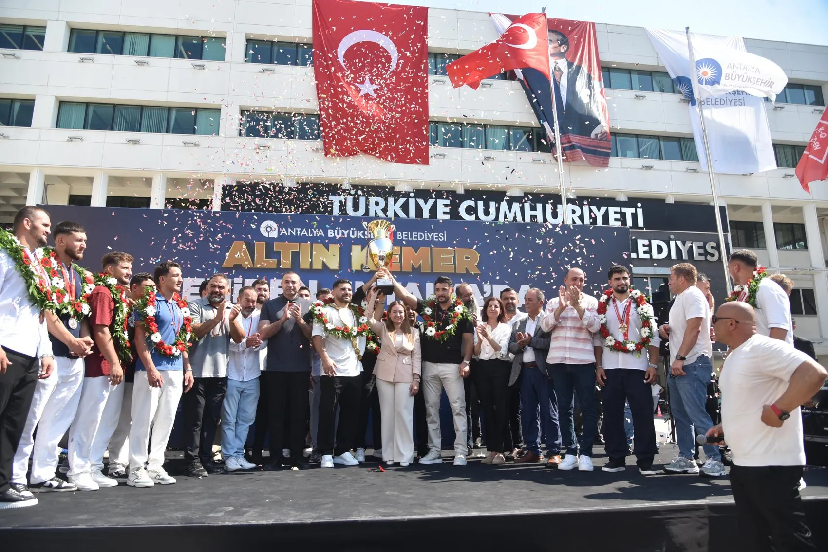 Kırkpınar şampiyonu Erkan Taş Antalya’ya altın kemerle döndü