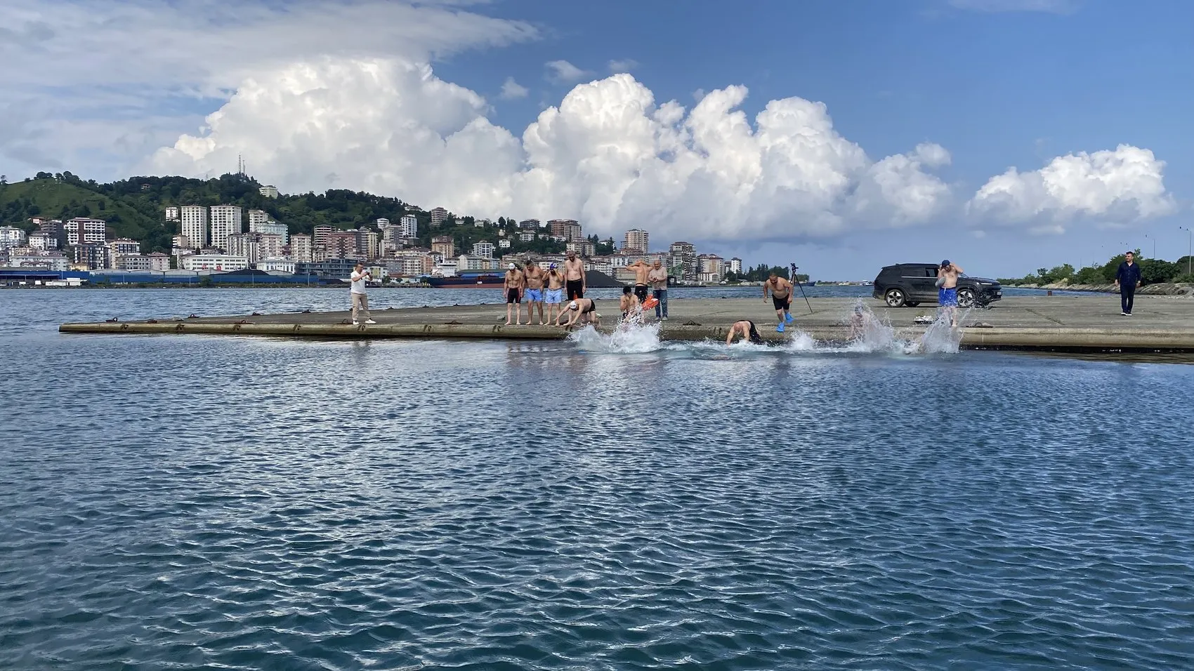 Karadeniz'in dalgalı sularında 15 Temmuz için kulaç attılar
