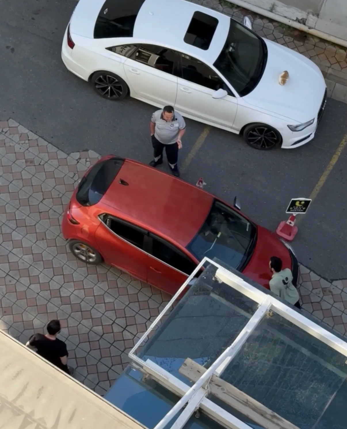 Kağıthane'de otopark kavgası Sürücü aracını valenin üzerine sürdü