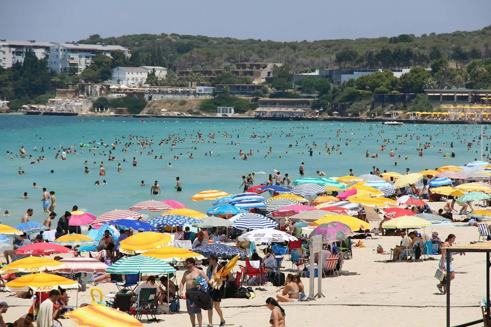 Çeşme hafta sonu 50 bin kişilik nüfusuyla yarım milyona ev sahipliği yapıyor