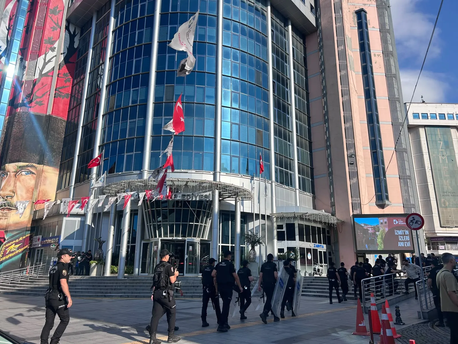 İzmit Belediyesi’ne operasyon düzenlendi Başkan Fatma Kaplan Hürriyet gözaltında