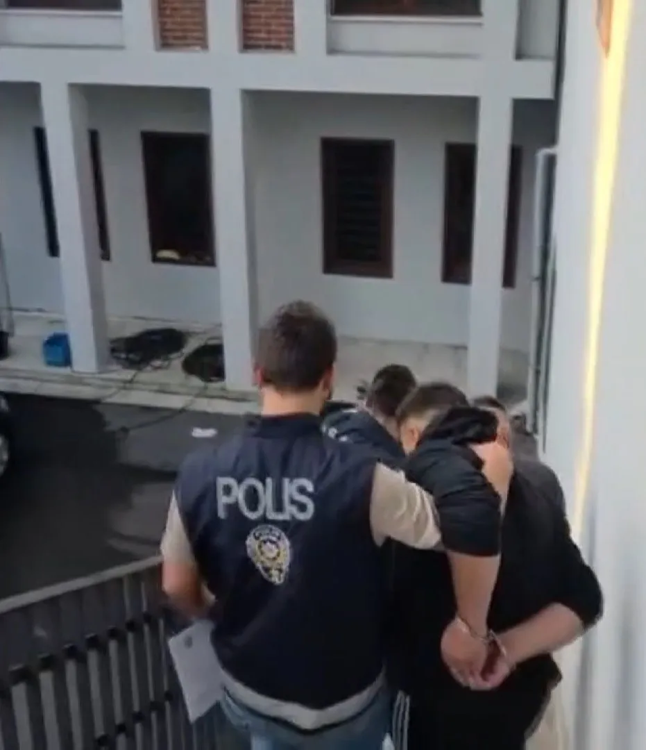Üsküdar’daki uyuşturucu baskınında üç kişi yakalandı