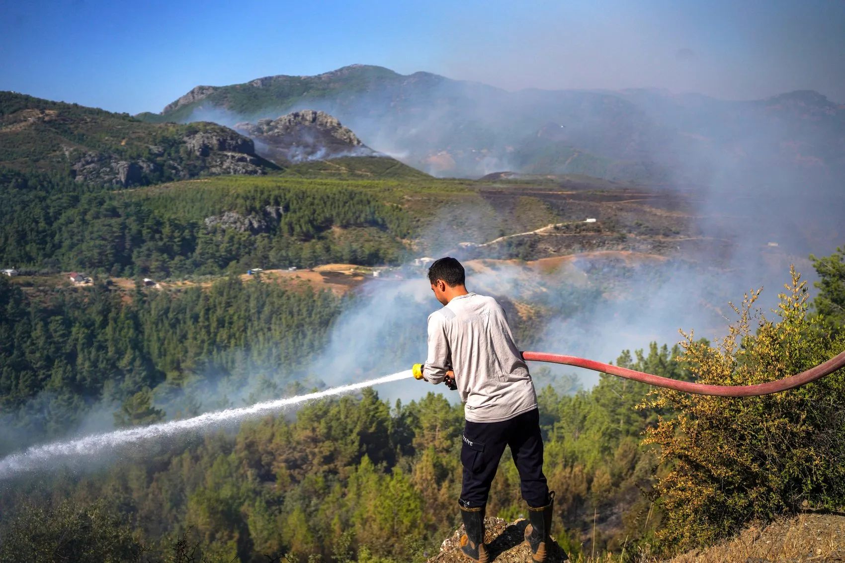 Alanya'da orman yangını 17 saattir kontrol altına alınamadı