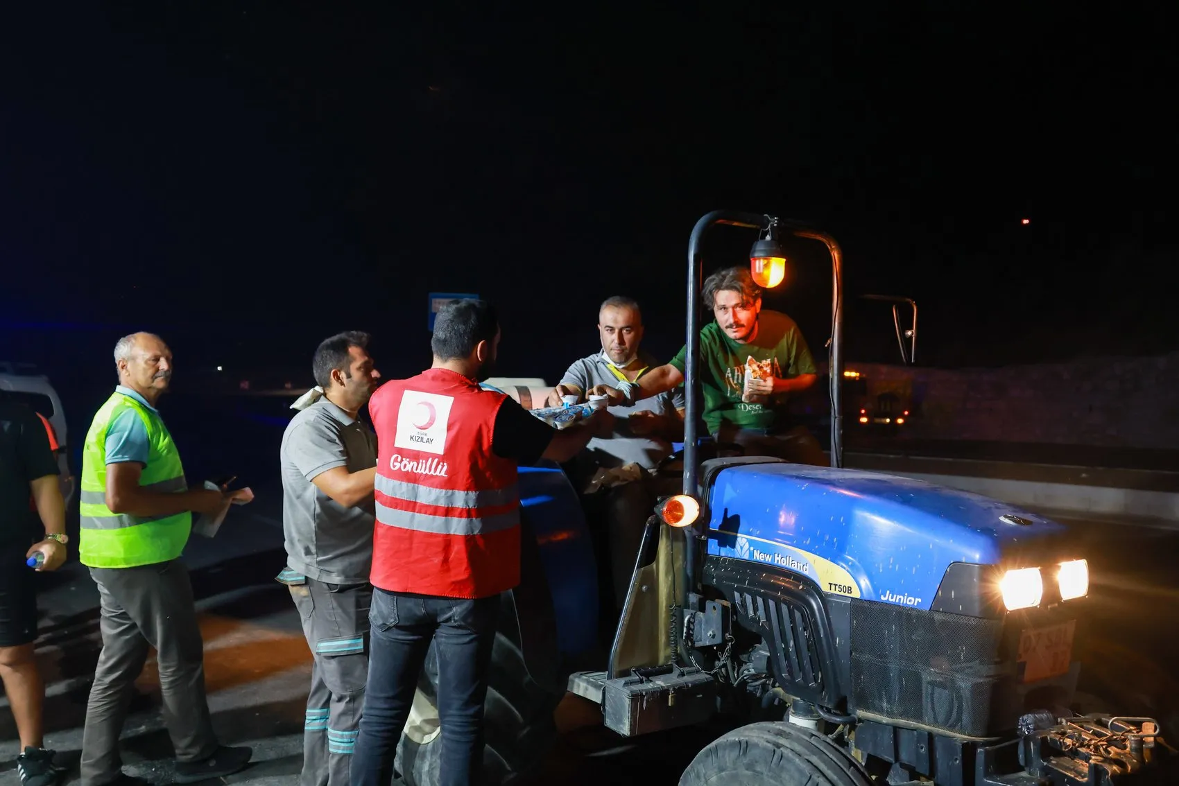 Kızılay orman yangınlarında 26 noktada gıda desteği sağlıyor
