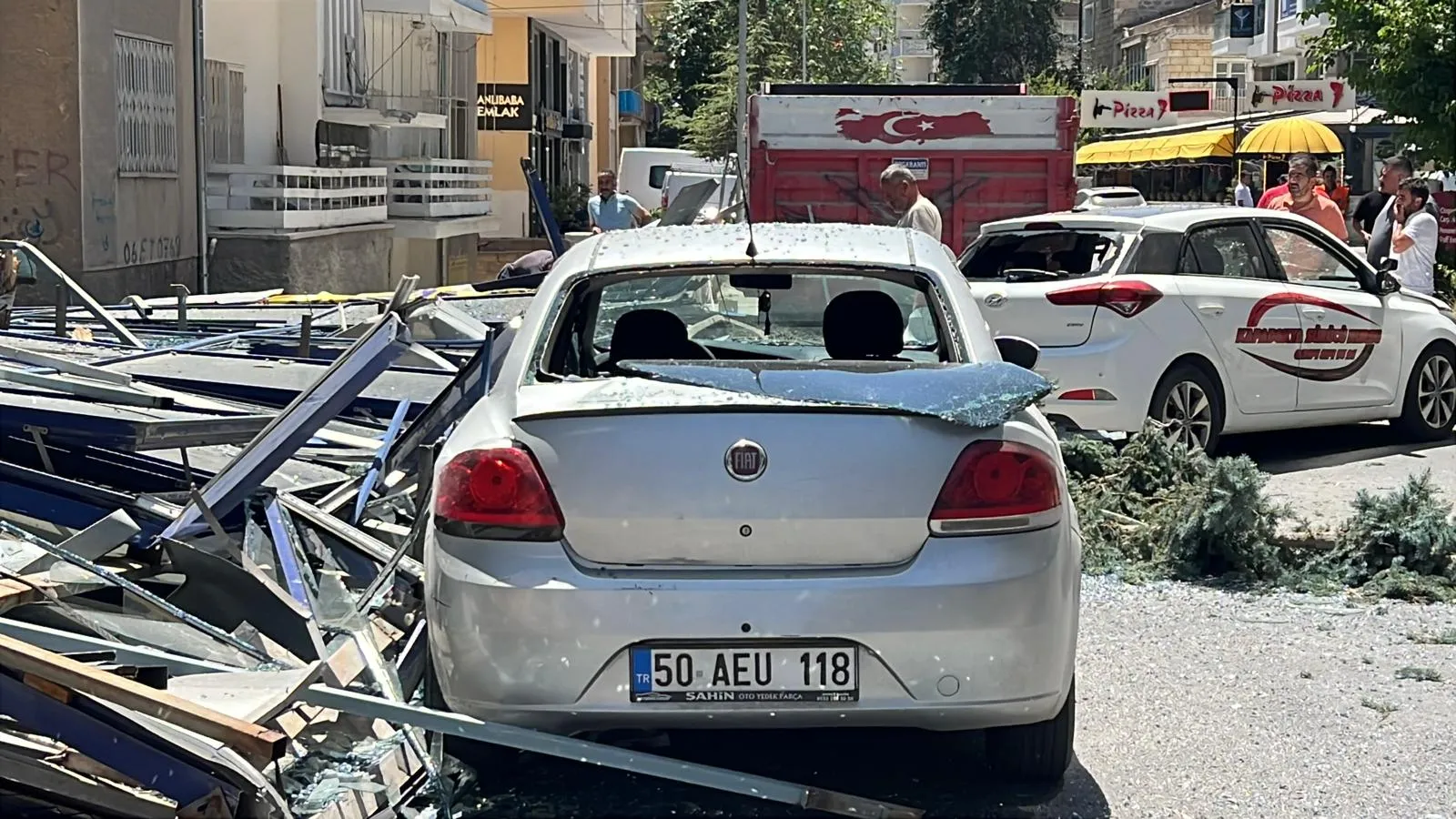 Nevşehir’de eski hastanede kaza Dış cephe park halindeki araçların üzerine çöktü