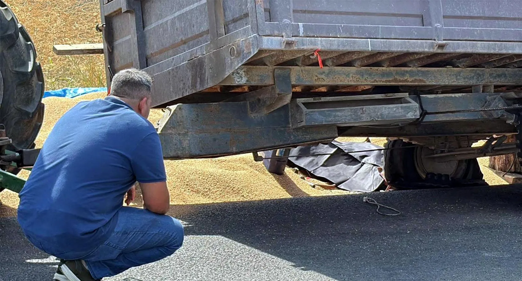 Tekirdağ'da traktör römorku tamir sırasında devrildi