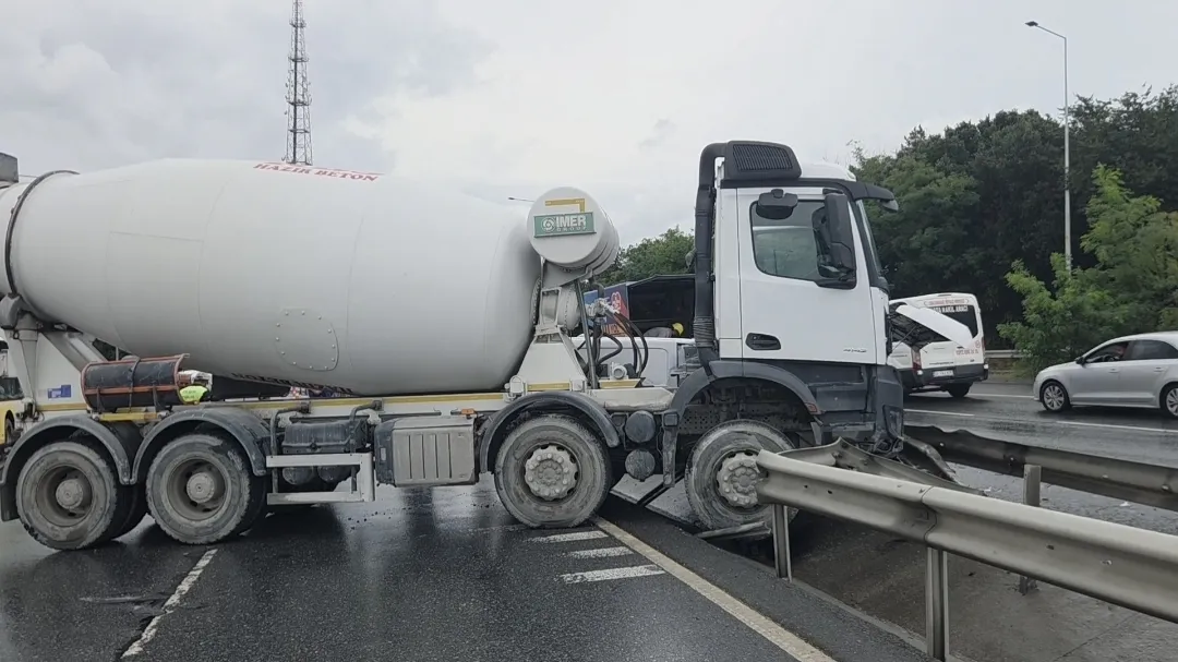 Arnavutköy trafiğinde beton mikseri dehşeti