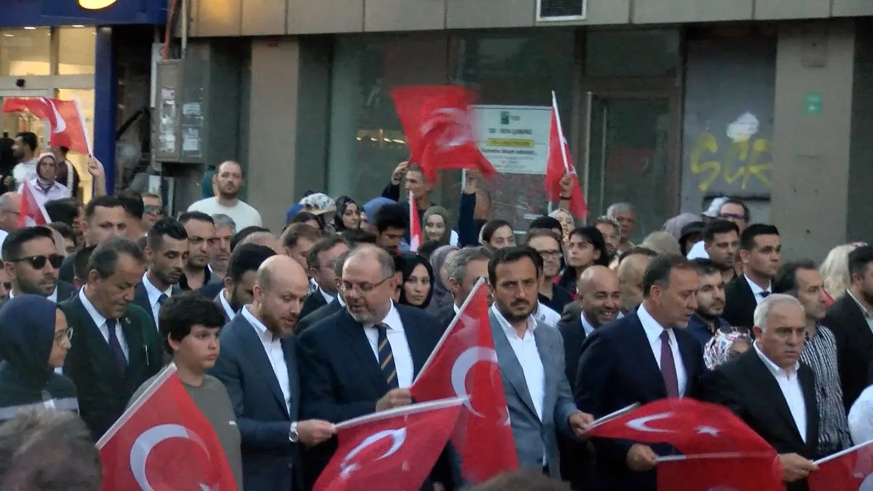 Saraçhane’de 15 Temmuz için dev kortej yürüyüşü yapıldı