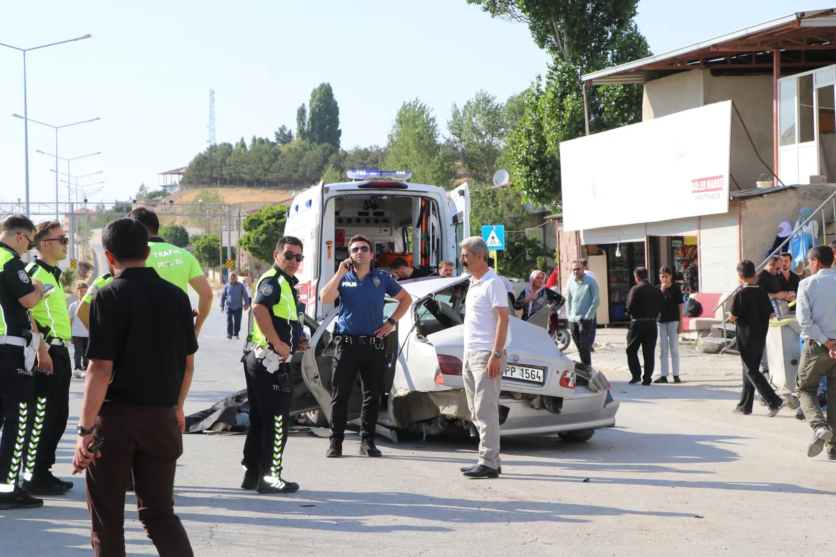 Van'da park halindeki kamyona çarpan otomobil can aldı