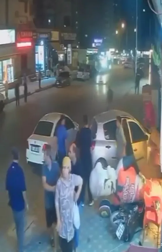 Adana'da korku dolu anlar Otomobilin altında kalmaktan saniyelerle kurtuldu
