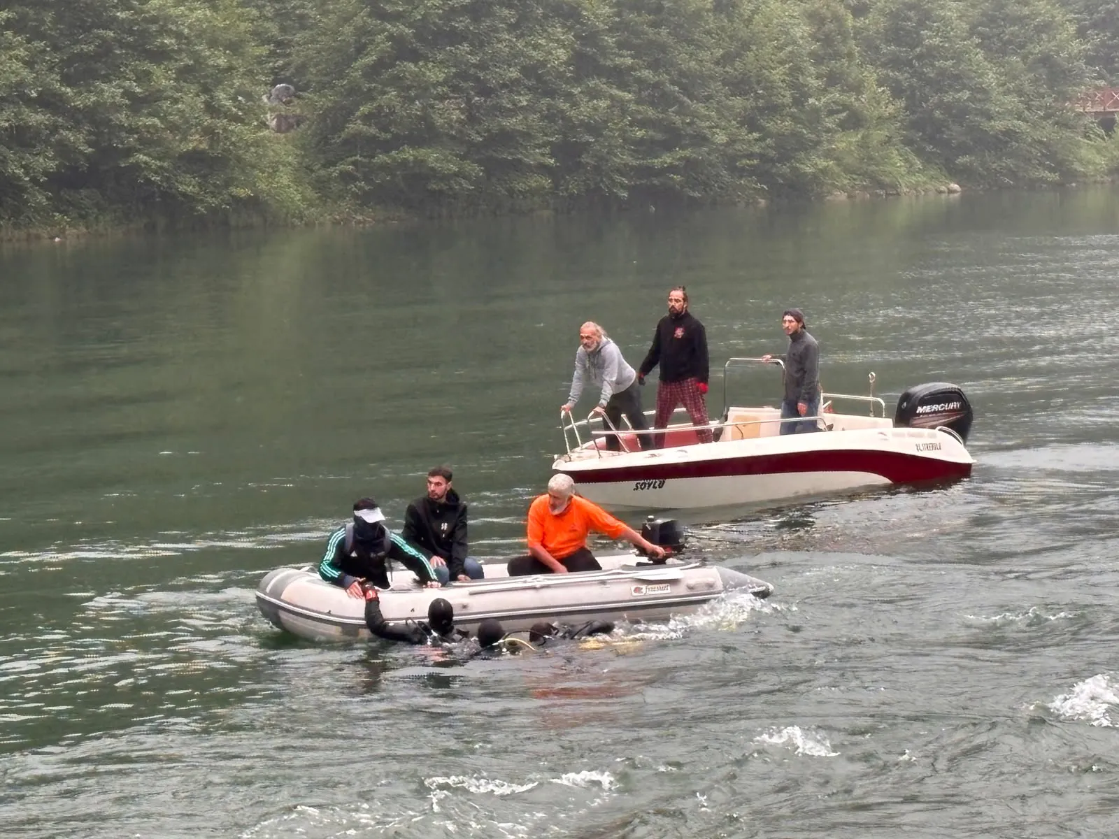 Uzungöl'de çantasını kurtarmak isteyen turist boğularak hayatını kaybetti