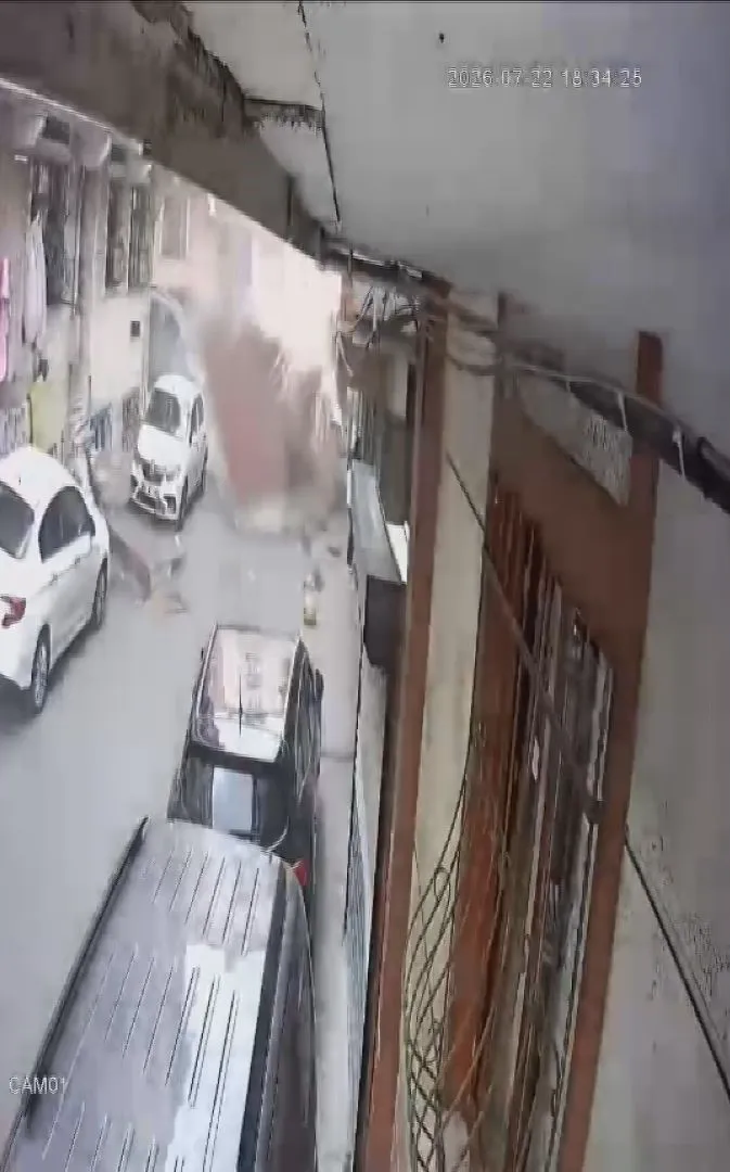 Esenler'de fırtına dehşeti Çatı saniyelerle çocukların üzerine düşmekten kurtuldu
