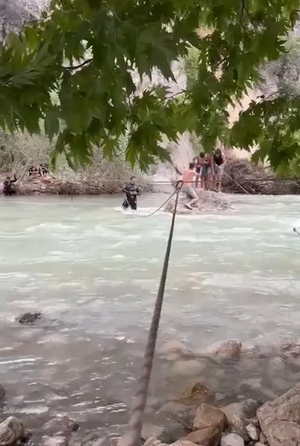 Tarsus'ta dere taştı yedi kişi mahsur kaldı