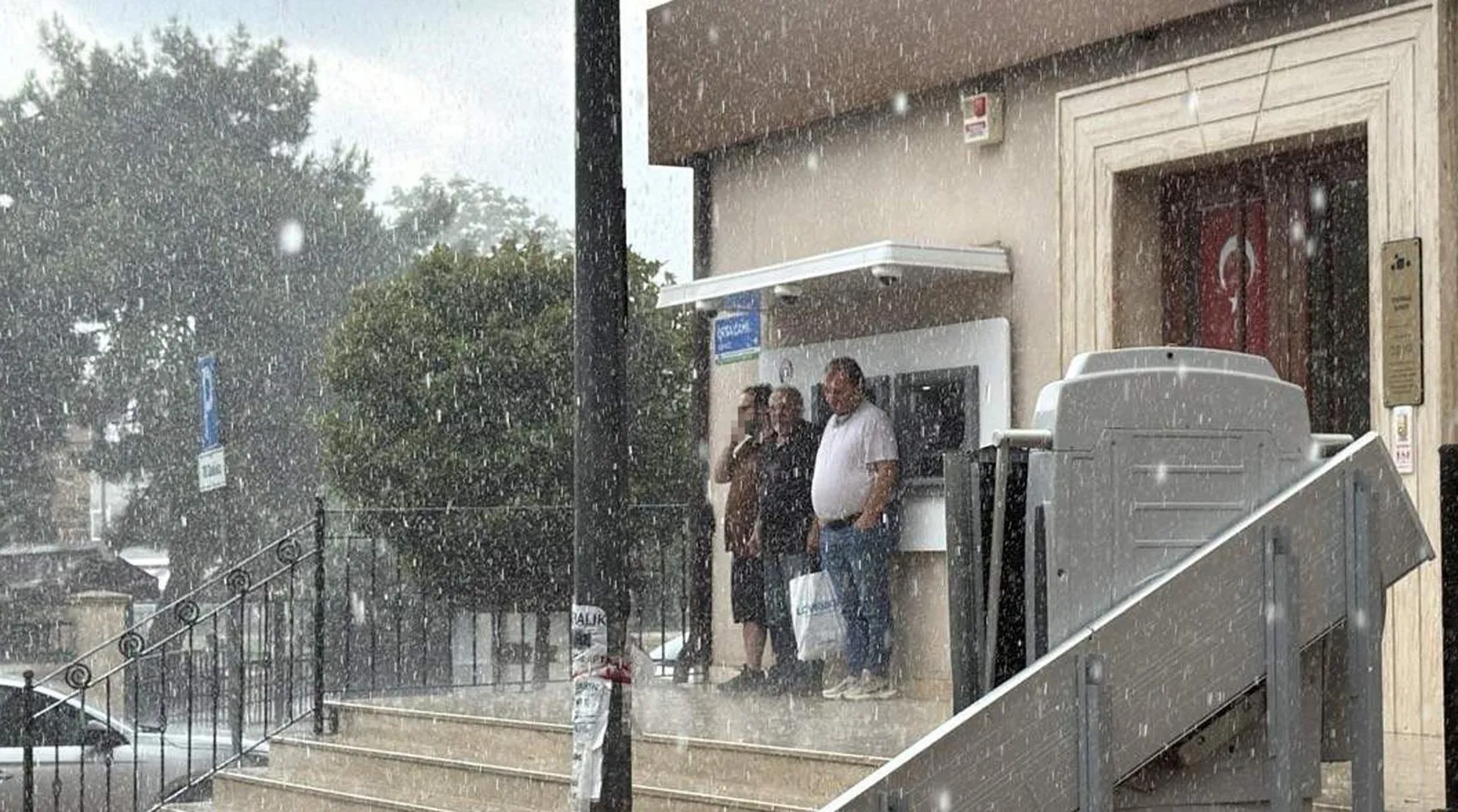 Tekirdağ'da aniden bastıran sağanak hayatı durma noktasına getirdi