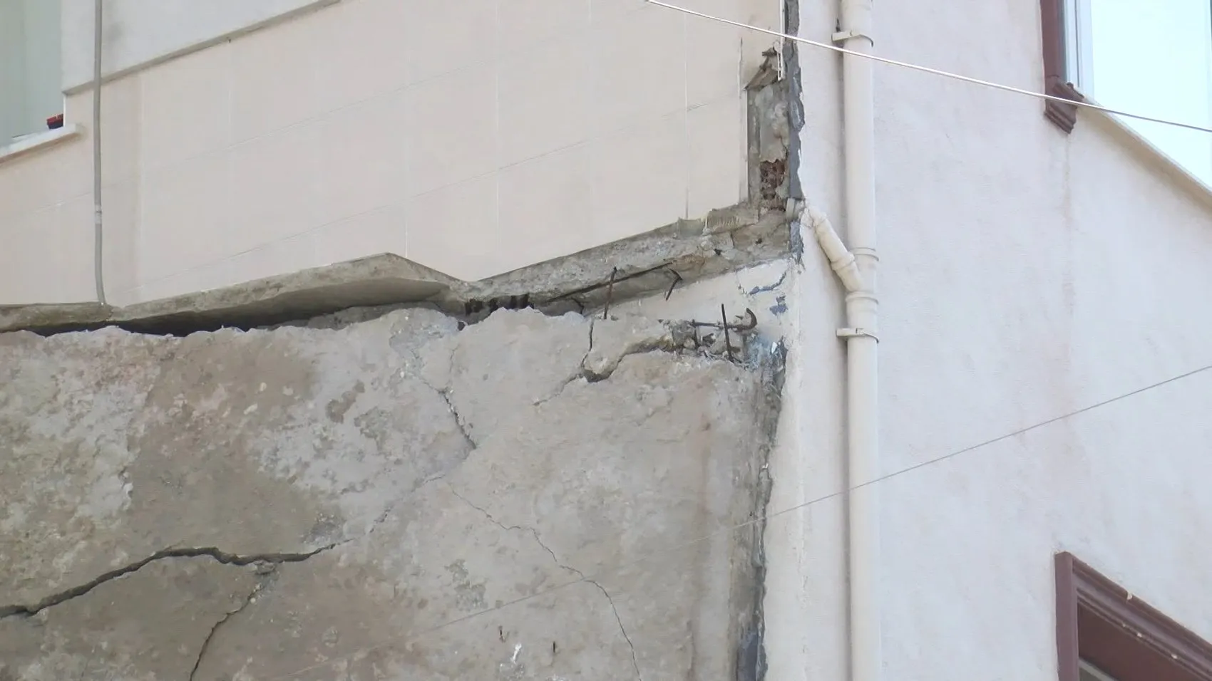 Küçükçekmece'de balkon faciası ucuz atlatıldı
