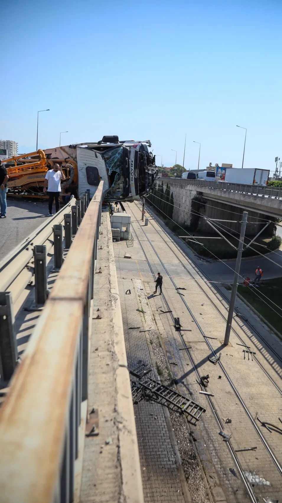 Antalya’da dev beton pompası üst geçide saplandı