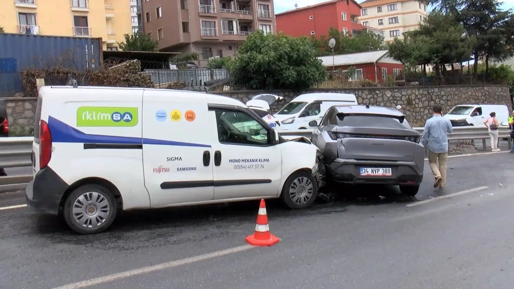 Maltepe'de yağmurlu yolda zincirleme kaza