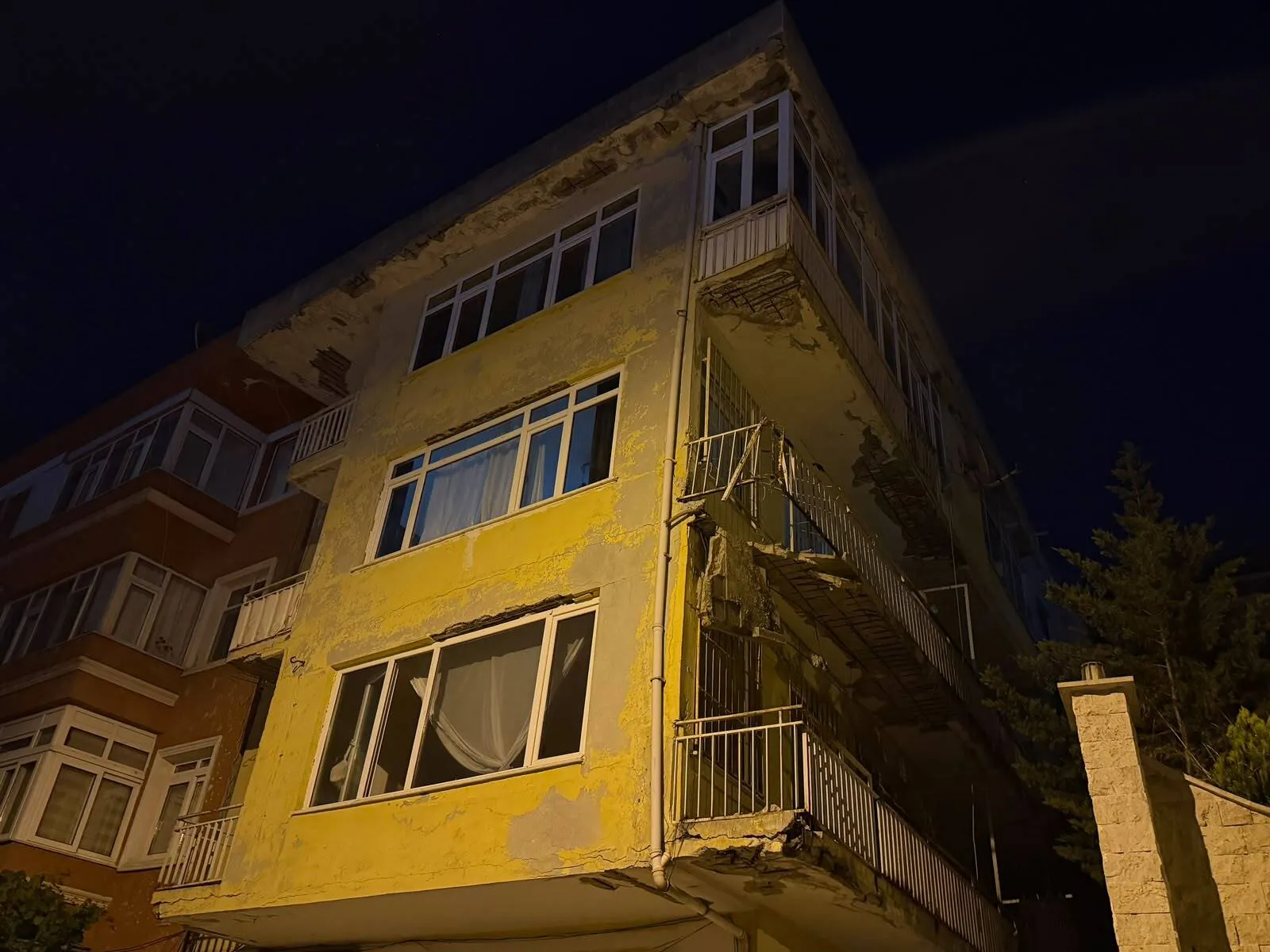 Üsküdar’da aniden çöken balkon sonrası bina mühürlendi