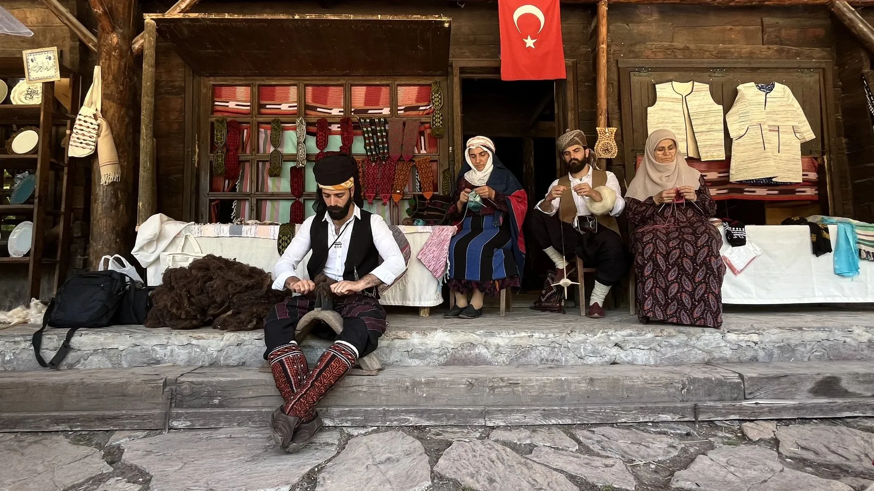 20 yıldır ilmek ilmek işlediği Hemşin çorabını Türkiye'ye tanıtıyor
