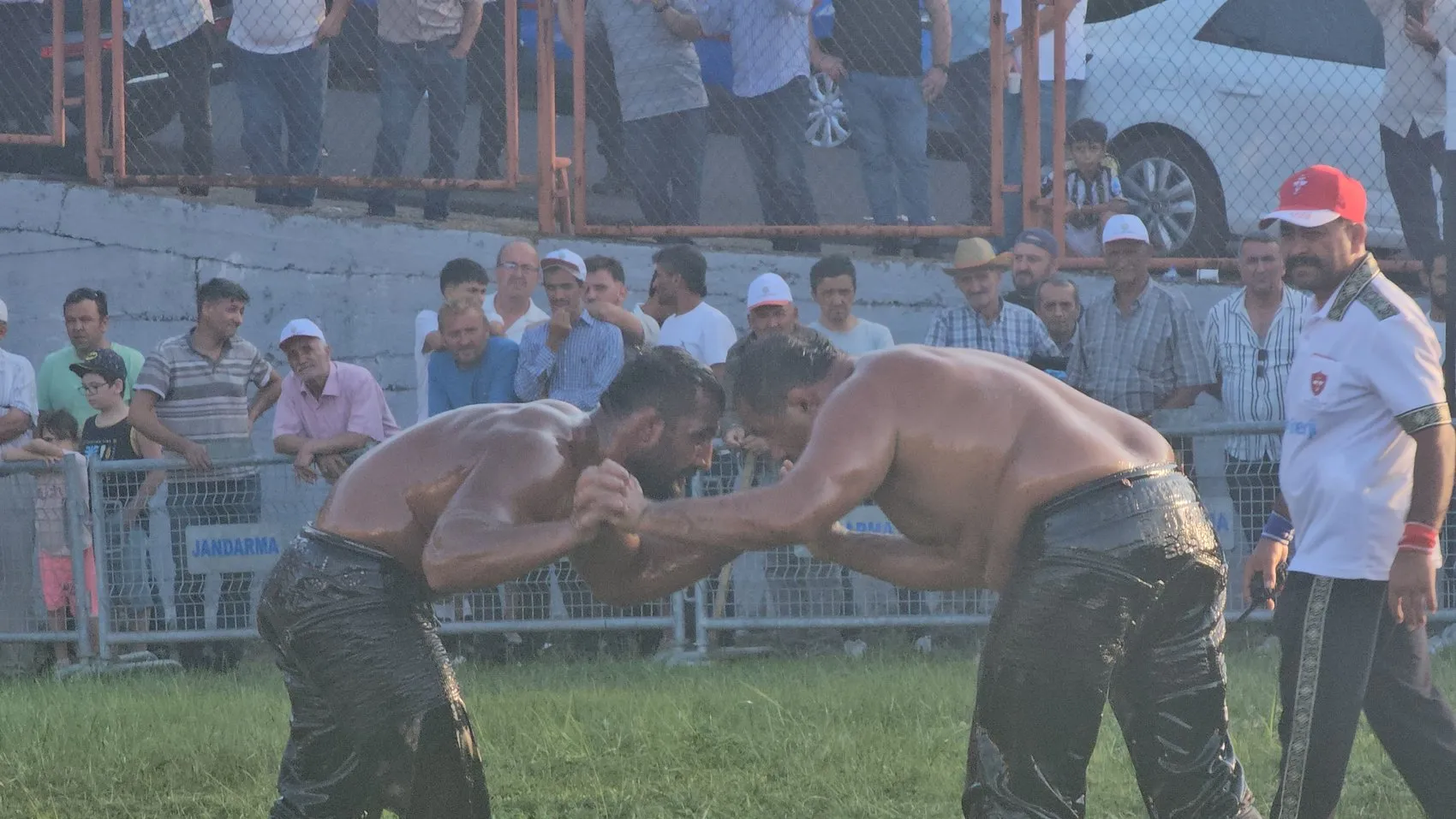 Zonguldak Dağköy güreşlerinde gergin anlar
