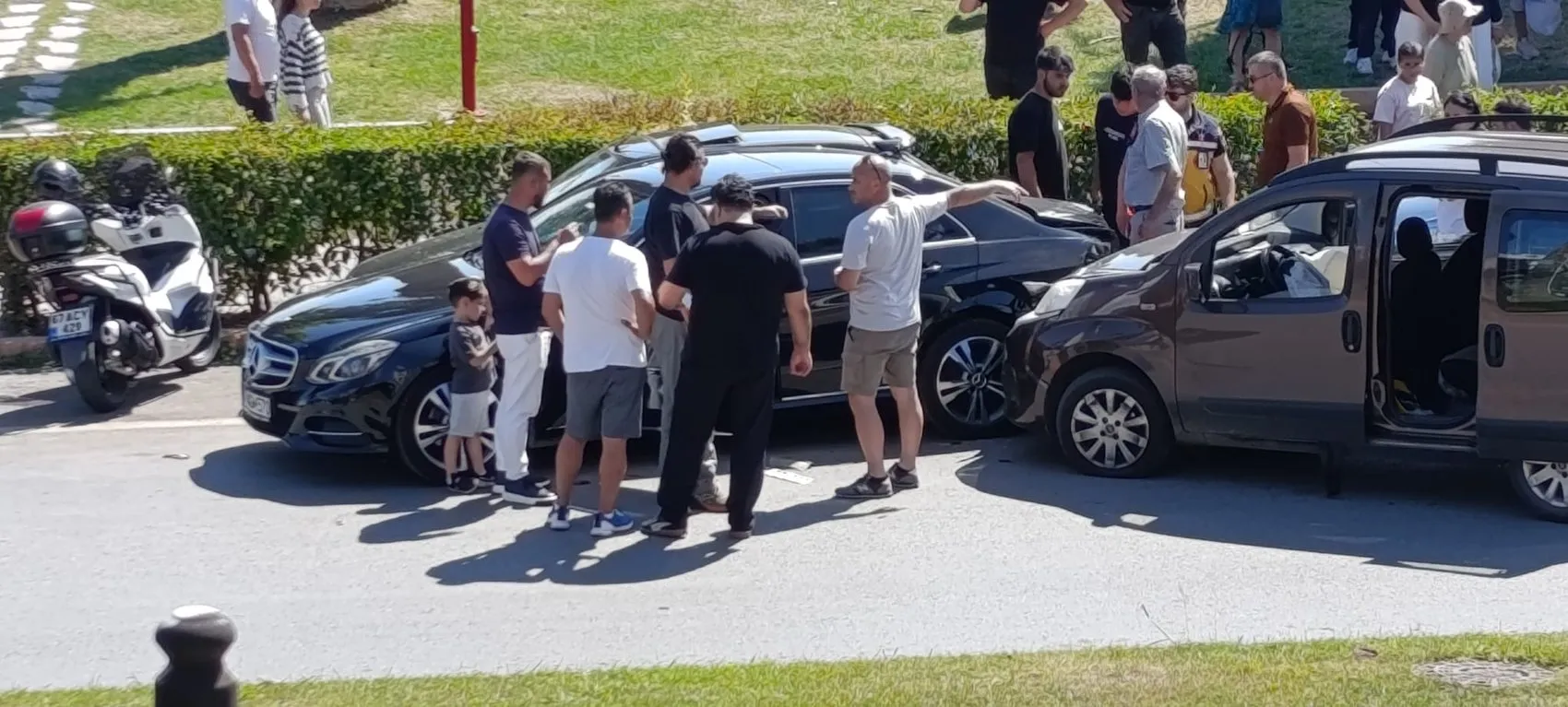 Zonguldak'ta dikkati dağılan sürücü park halindeki araca çarptı