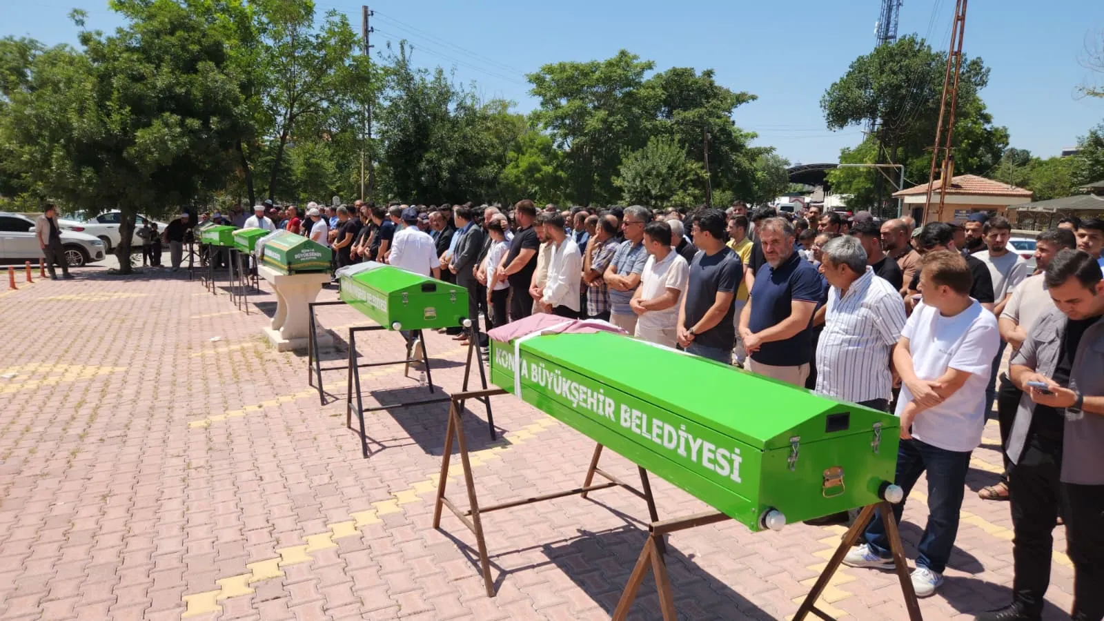 Konya uçurum kazasında yitirdiği beş ferdine veda etti