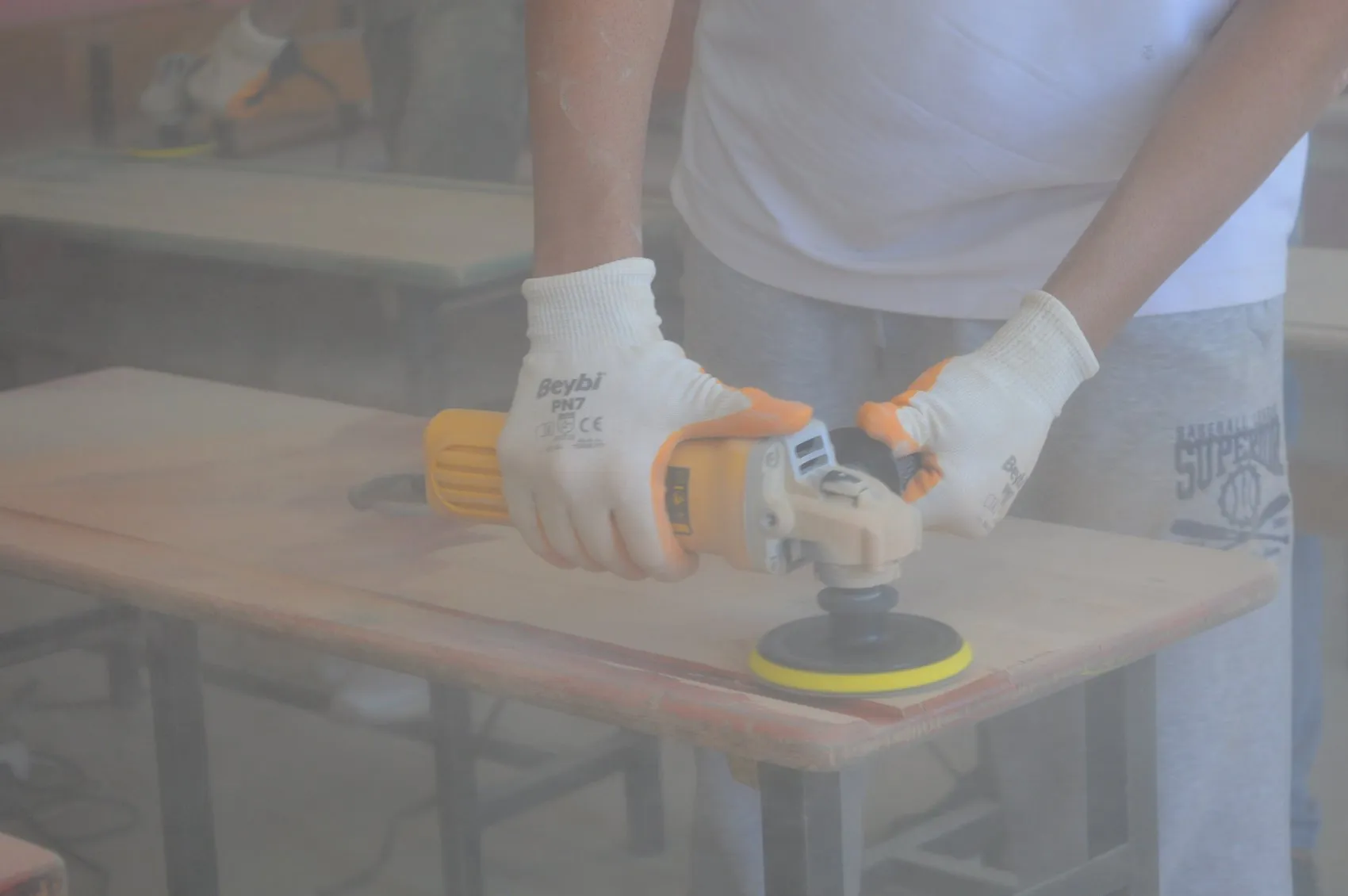 Mardinli öğrenciler eski sıraları fabrikadan yeni çıkmış gibi yeniledi