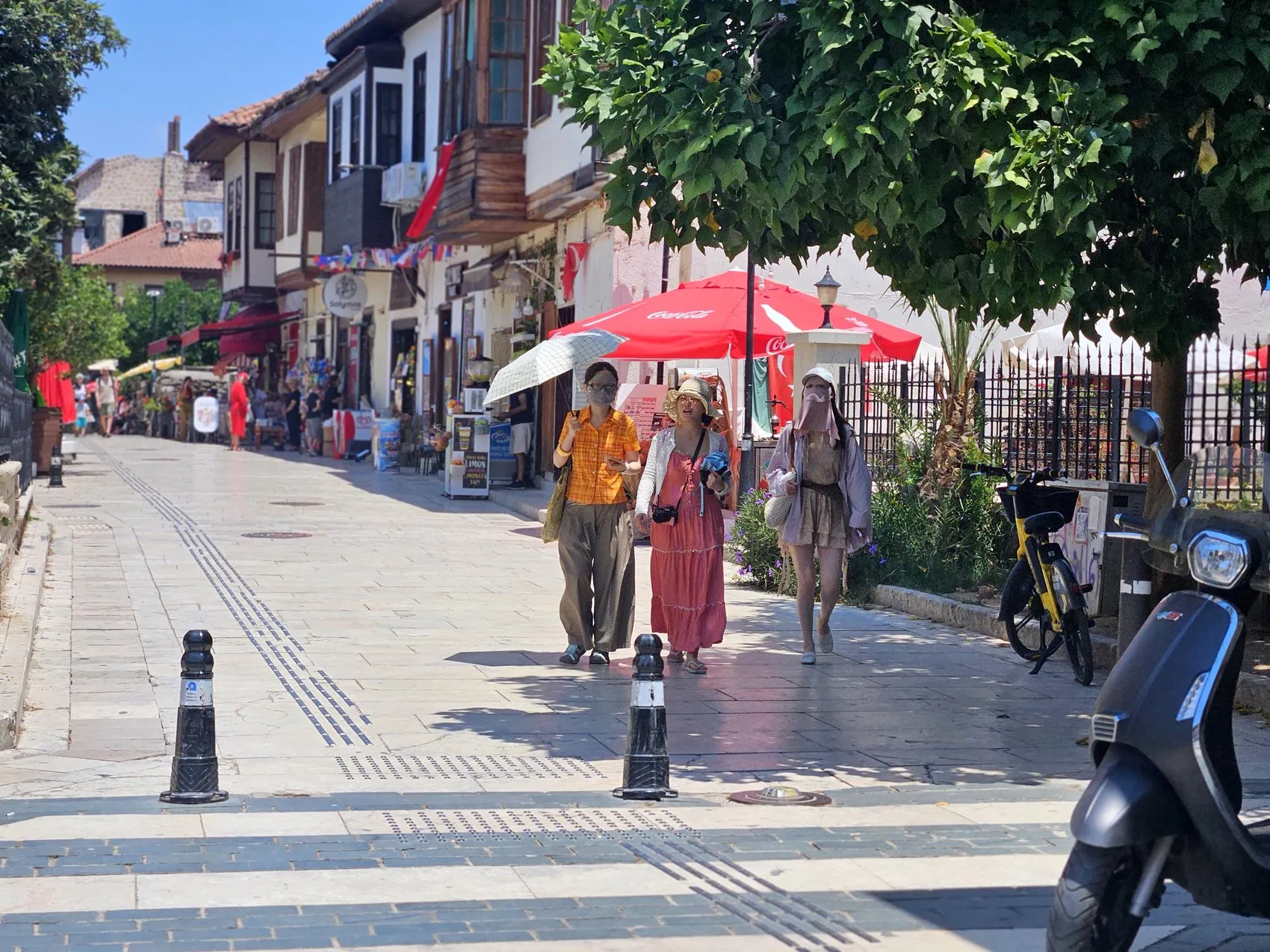 Antalya sıcağında Uzak Doğulu turistlerin güneşle imtihanı