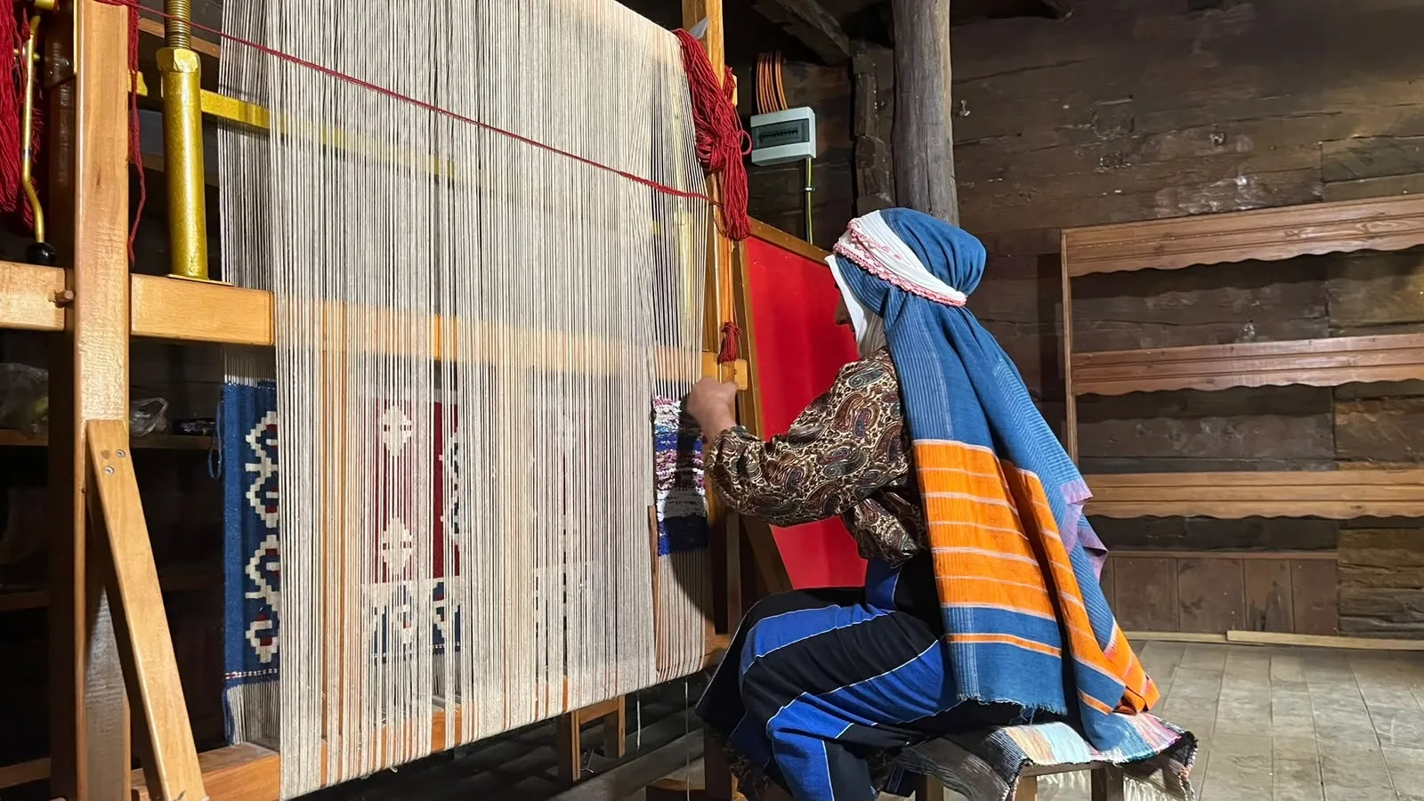 Atık poşetleri dokuma tezgahında sanata dönüştürüyor