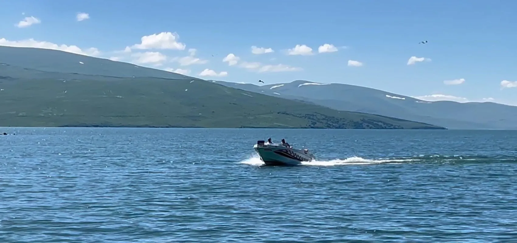 Çıldır Gölü kışın kızağa yazın tekneye ev sahipliği yapıyor
