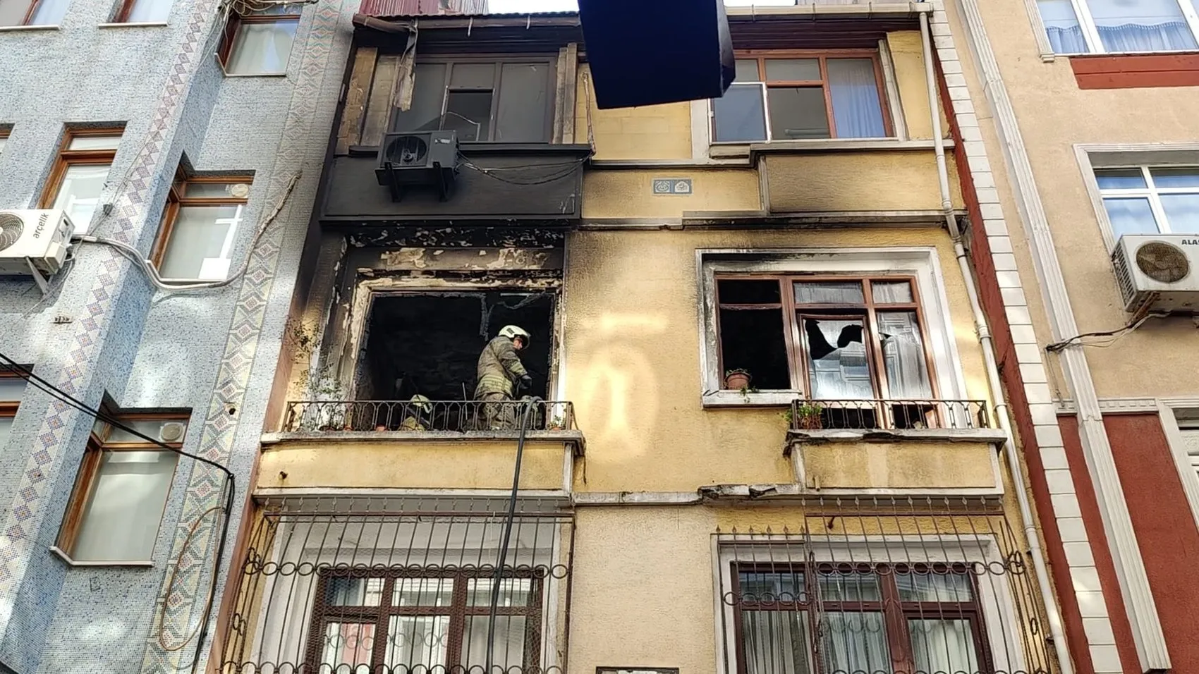 Fatih’te sabah paniği Alevlerin arasında kalan 4 kişi kurtarıldı