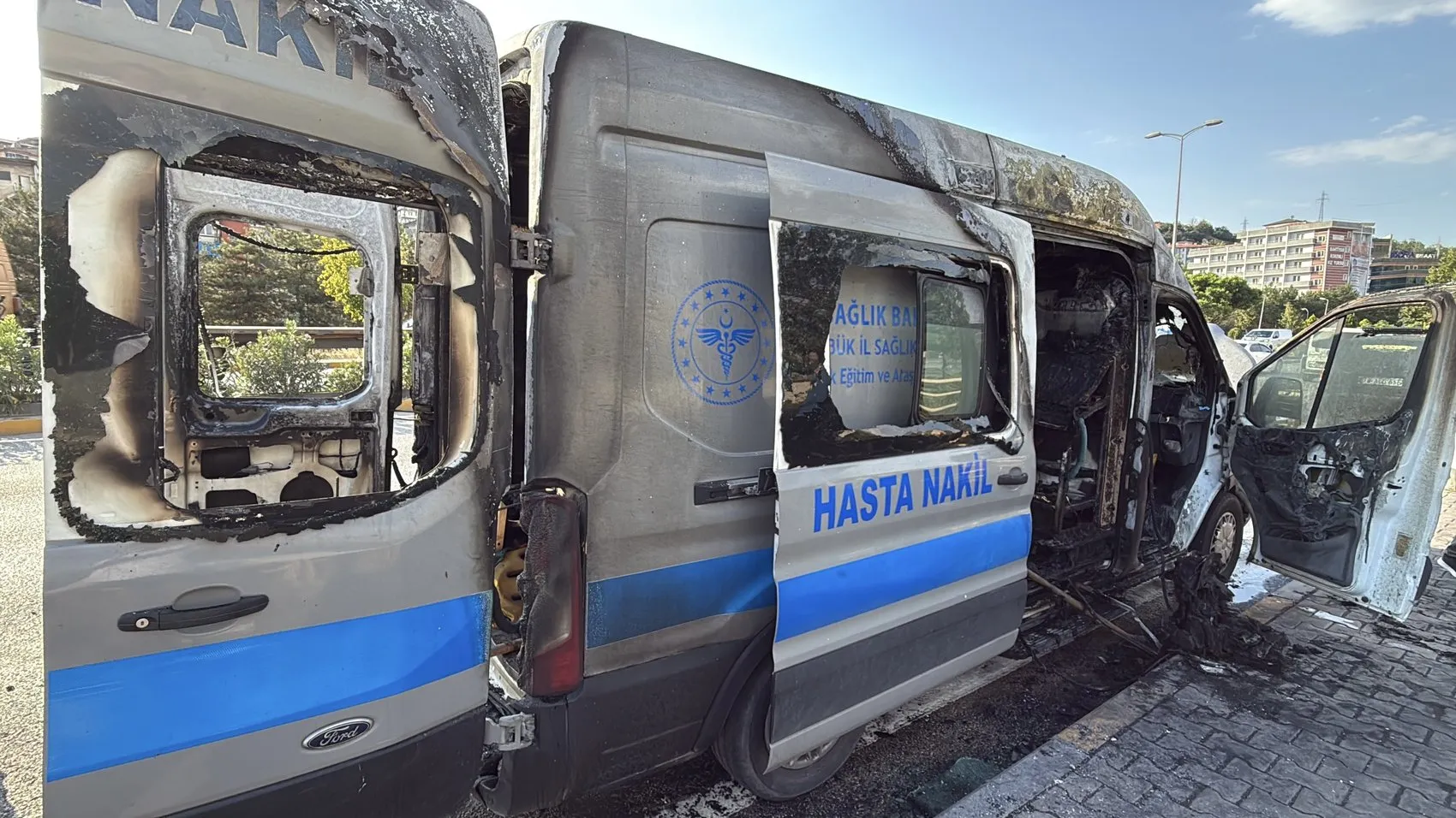 Karabük'te yanan hasta nakil aracından şoför hayat kurtardı