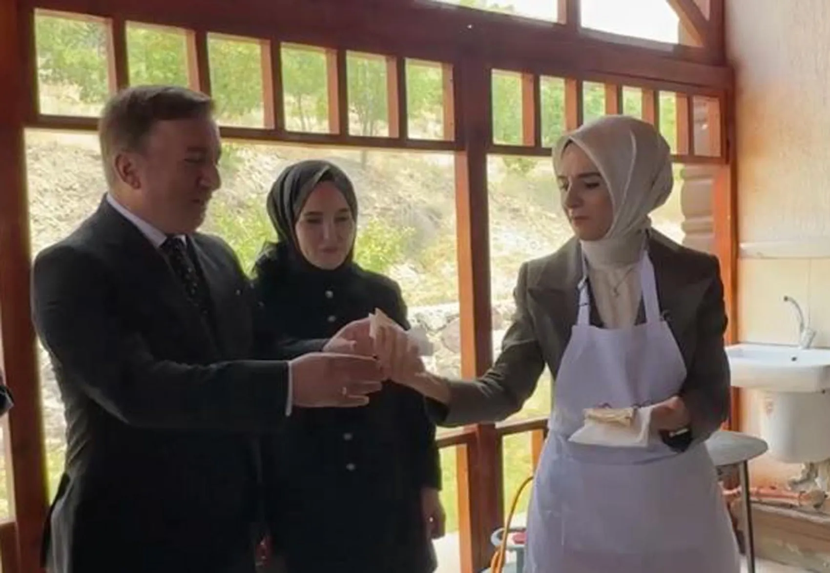 Bakan Göktaş mutfağa girdi gözleme açtı