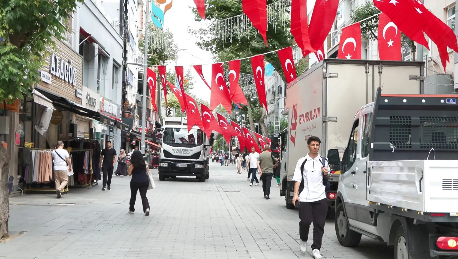 Esenler 15 Temmuz için bayraklarla donatıldı
