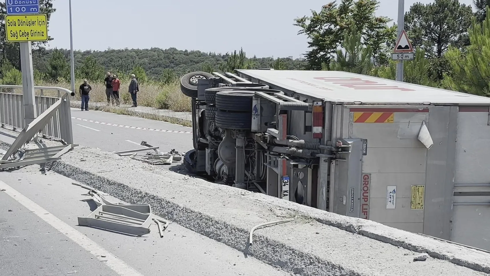 Arnavutköy'de market kamyonu bariyerleri aşıp yan yola devrildi