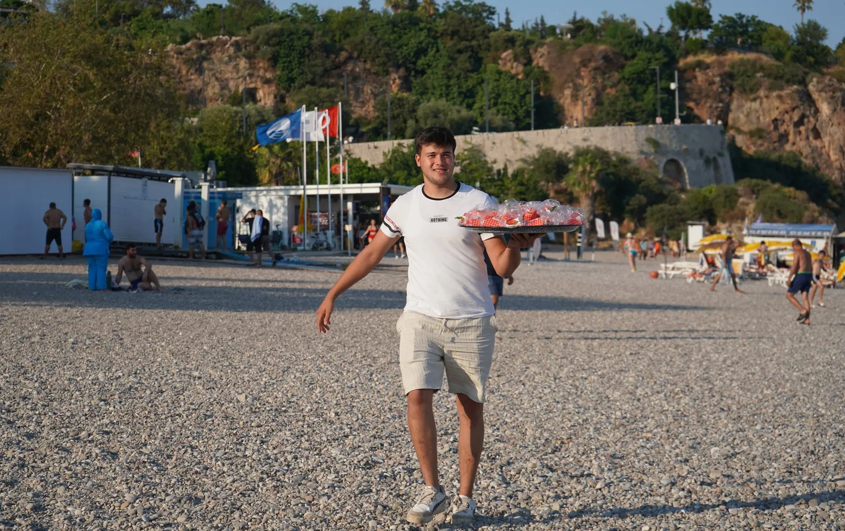 Antalya plajlarında ücretsiz karpuz sandviç dönemi