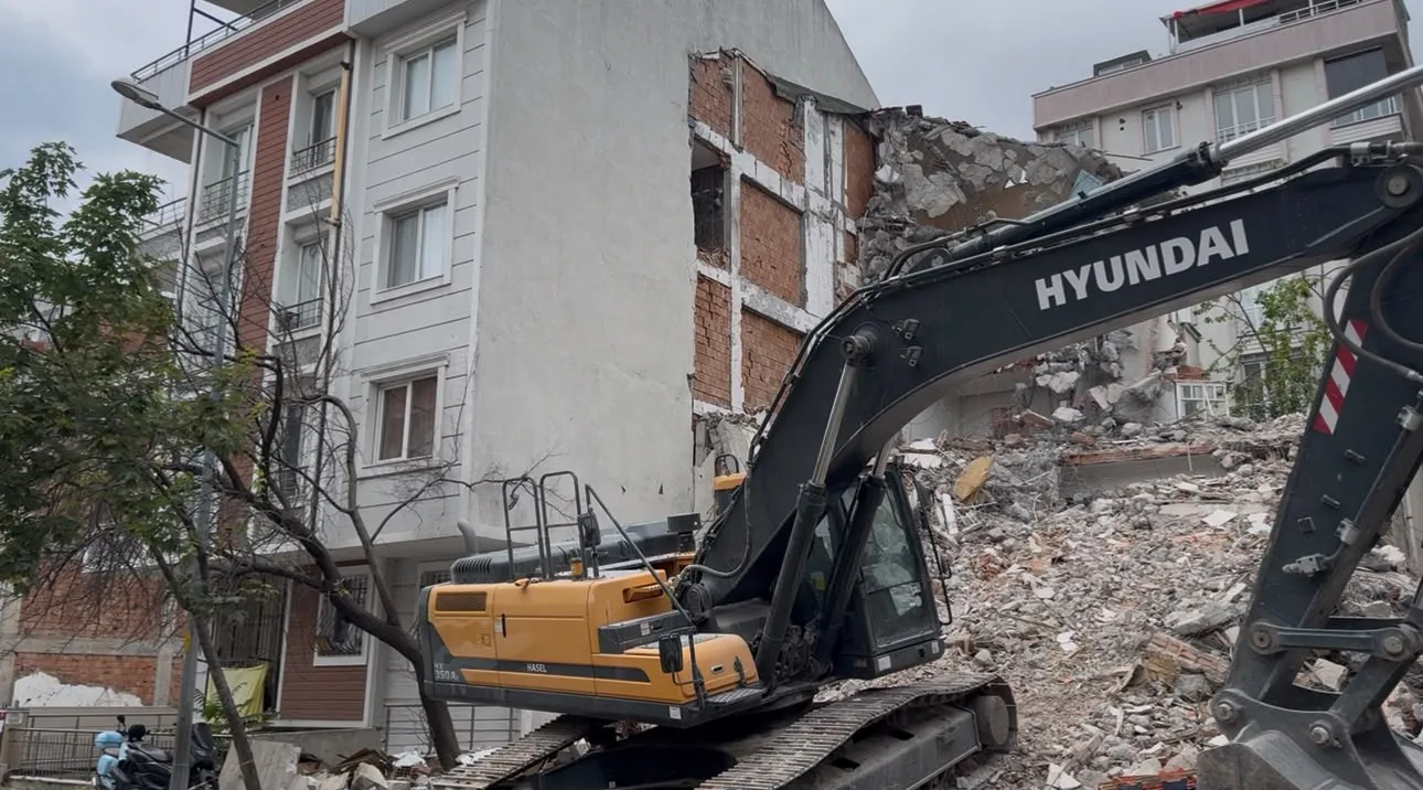 Yıkım ekibi yanlış binayı vurdu Banyomuz yok oldu