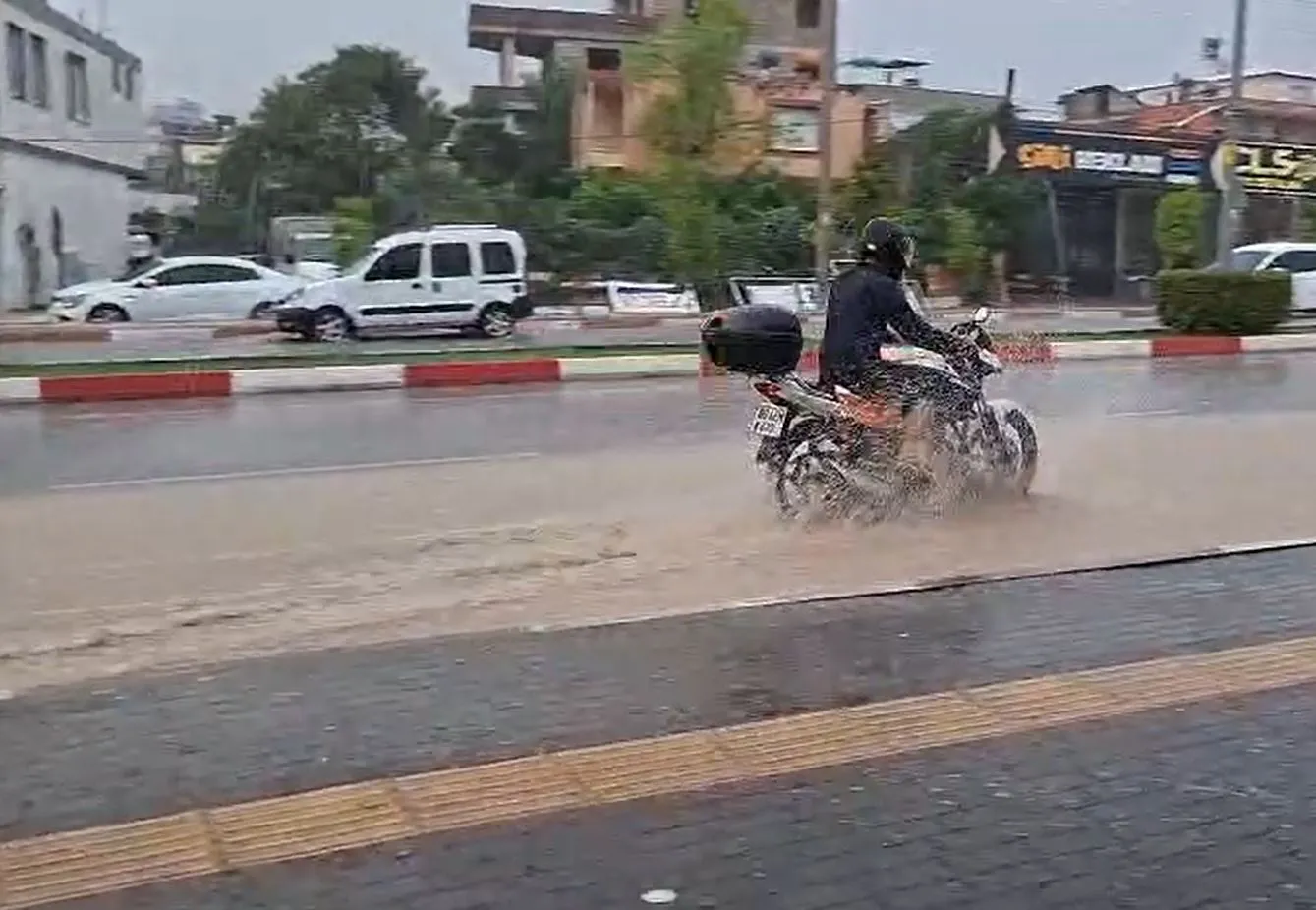 Kadirli'de akşam saatlerinde etkili olan fırtına hayatı felç etti