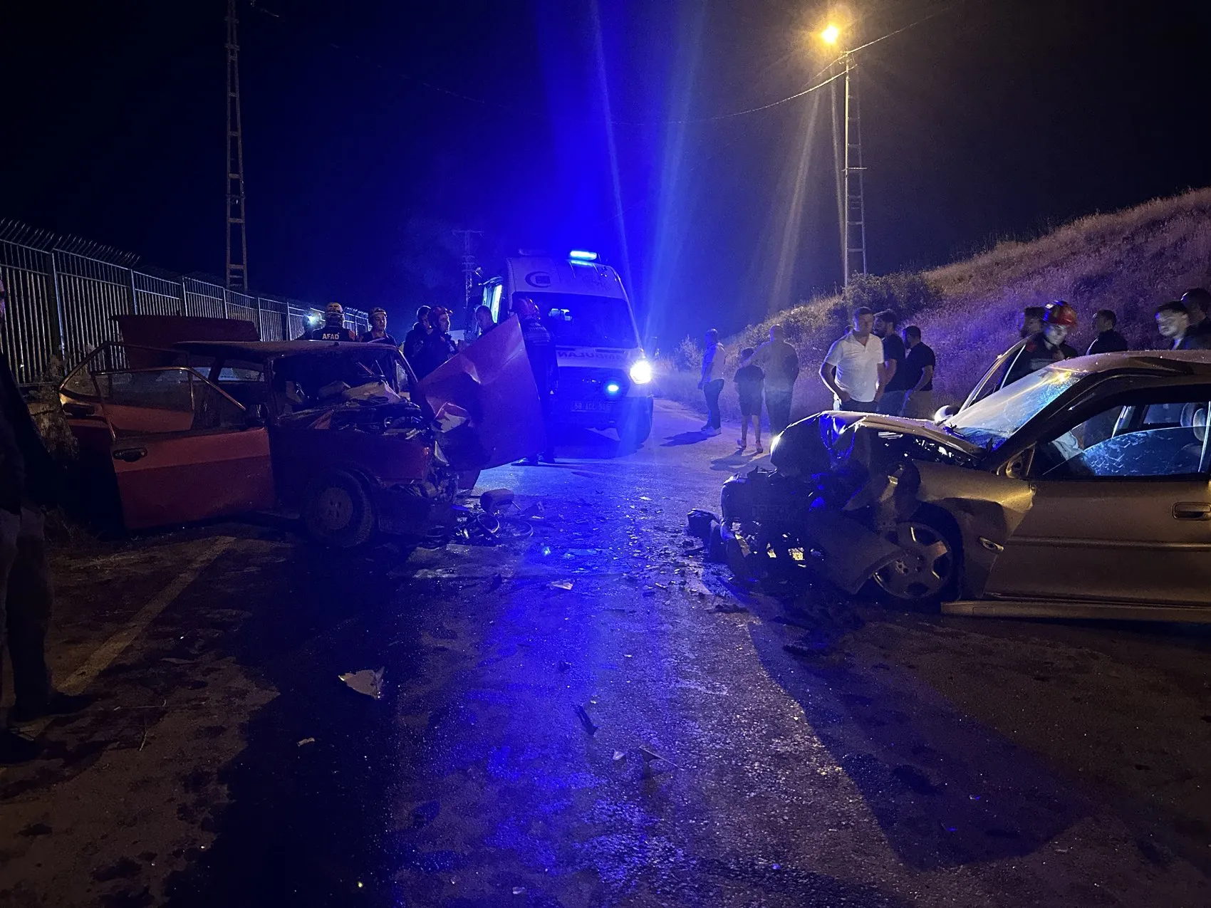 Sivas'ta gece yarısı kaza 6 kişi hastanelik oldu