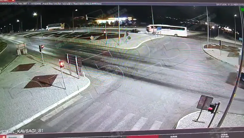 Afyonkarahisar’da gece yarısı otobüs ve otomobil çarpıştı