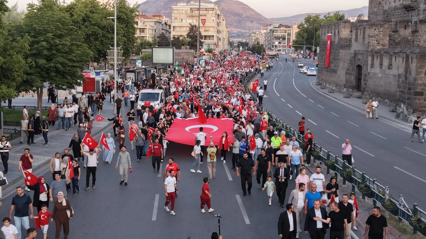Kayseri semalarında dev Türk bayrağı dalgalandı