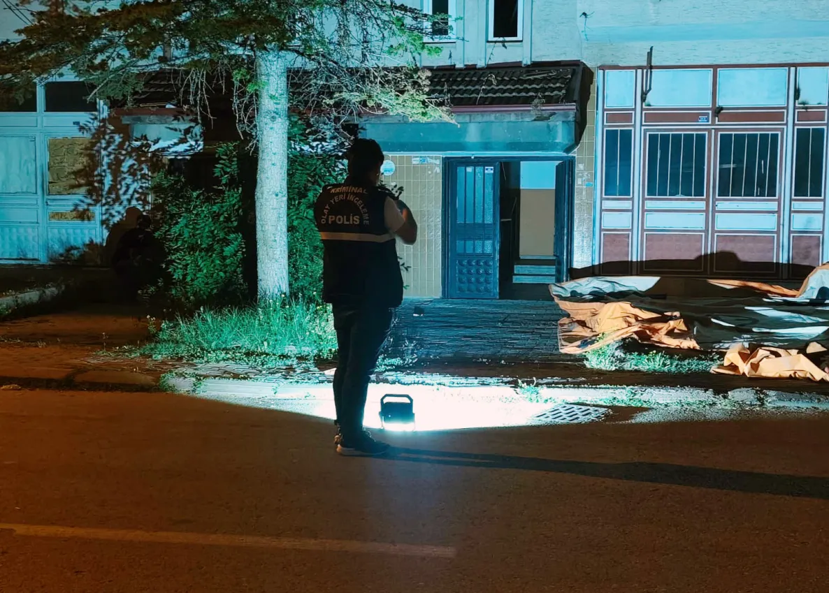 Aksaray'da eve çatıdan girmeye çalışan genç beton zemine çakıldı