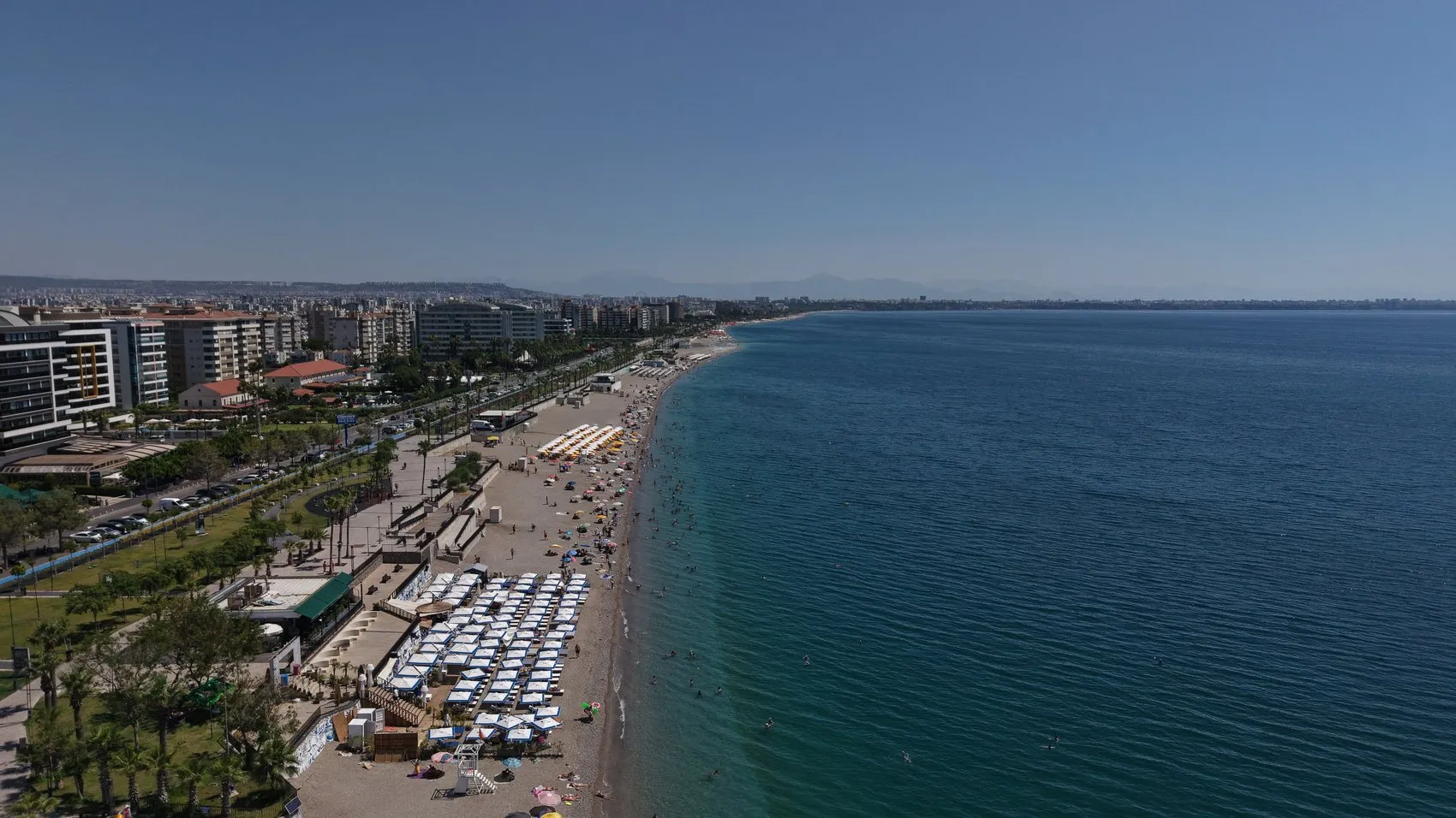 Antalya kavurucu sıcaklarla boğuşuyor