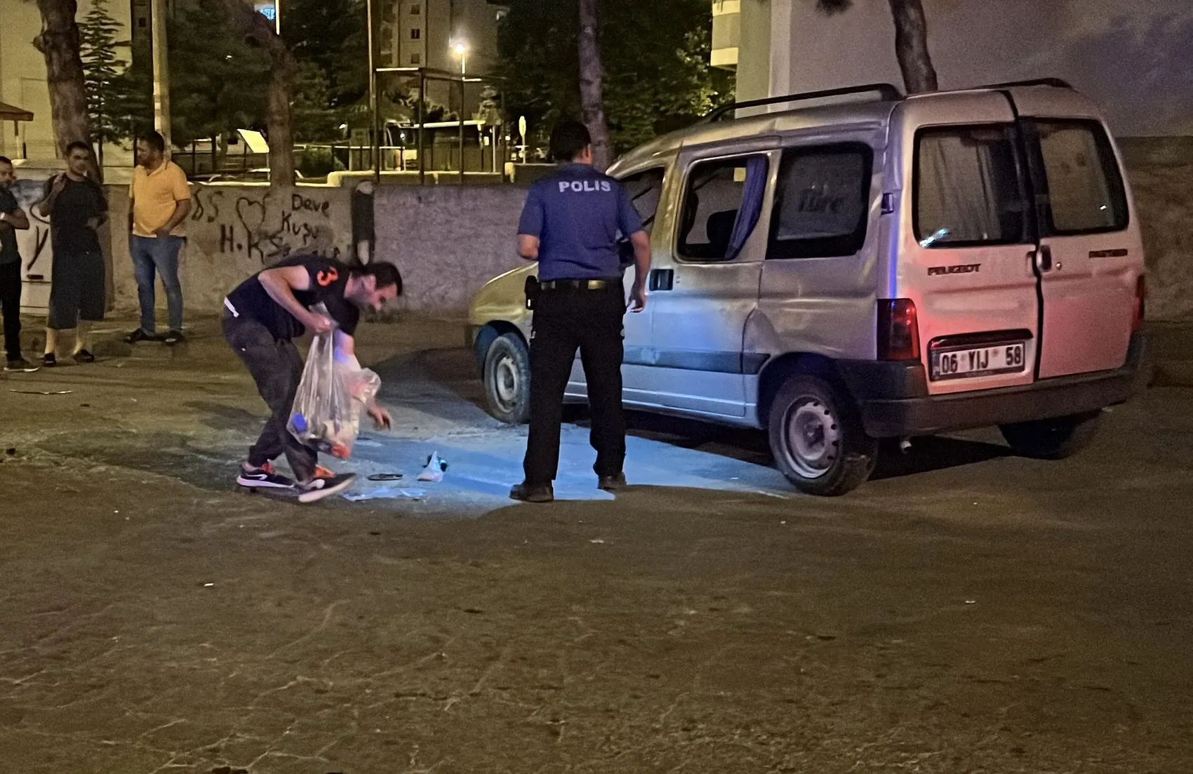Kayseri'de kaza sonrası şaşkına çeviren bir saatlik eşya toplama mesaisi