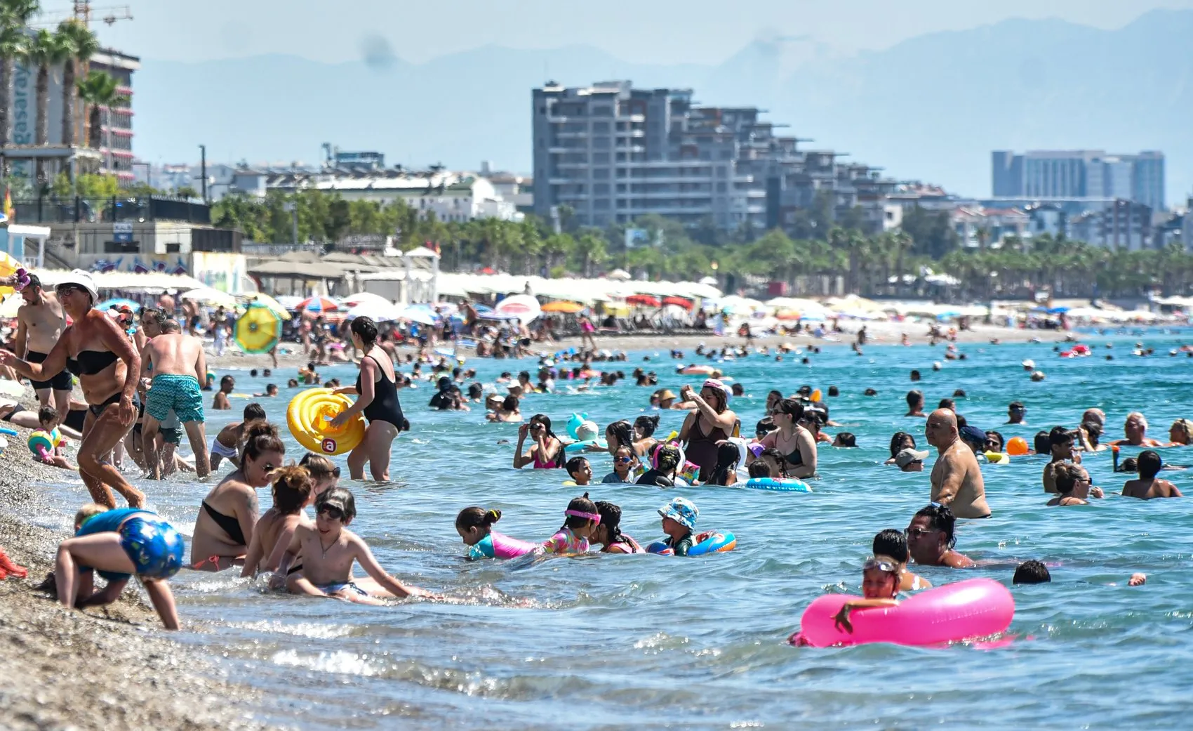 Antalya kavurucu sıcaklarla boğuşuyor
